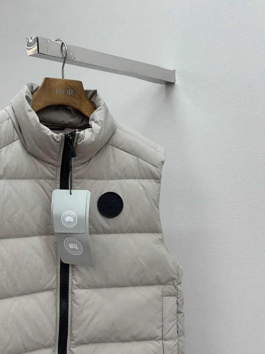 P690 CANADA GOOSE Canada Goose Badge Down Vest Fabric selection: The use of high-quality protective nylon fabric not only enhances the wear resistance of the surface, but also takes into account wind resistance, ensuring excellent performance in various harsh weather conditions.  90 national standard high-quality white duck down: selected high-loft down, weighing 160g, light and warm, with excellent temperature locking performance and good resilience.  Three-dimensional quilting process: Precision thread reinforcement to prevent velvet drilling and ensure that the fluffy and resilient elasticity lasts as new.  Details: The ribbon is woven with polyester as the base, and the brand letters are decorated on the ribbon through high-precision computer embroidery. The edges of the pattern are clear, the stitches are fine and even, and multiple layers of embroidery thread are stacked to enhance the three-dimensional effect. Accessories: One-to-one customized logo, one-to-one customized zipper puller, one-to-one customized three-label SIZE: S M L XL